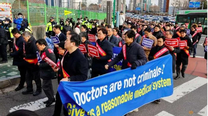 Hàng vạn bác sĩ Hàn Quốc biểu tình, bệnh viện hỗn loạn