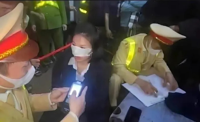 Nữ tài xế say xỉn gây tai nạn ở Hà Nội bị phạt 35 triệu, tước bằng lái 23 tháng