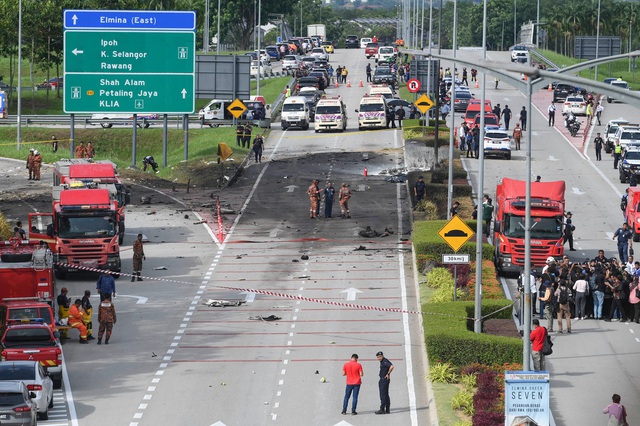 Máy bay lao xuống phố ở Malaysia, 10 người chết