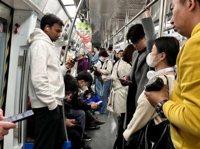 Bắc Kinh bỏ quy định đeo khẩu trang trên tàu điện ngầm