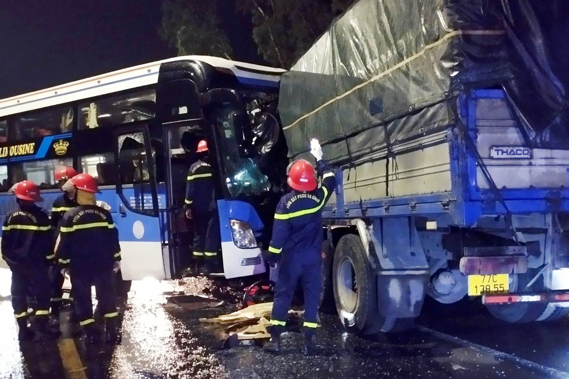 Tai nạn ô tô khách với xe tải ở Phú Yên, 8 người thương vong