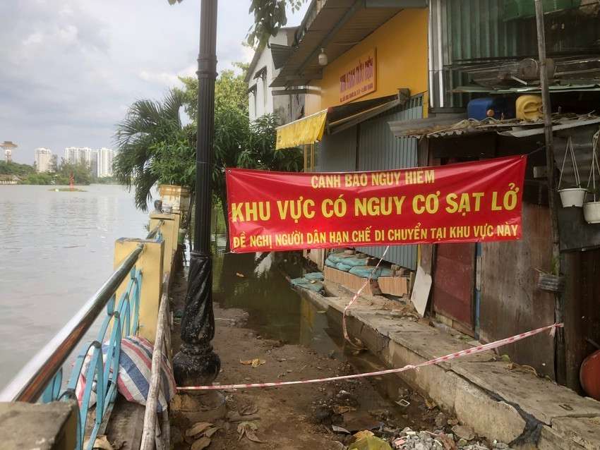 TP.HCM chỉ đạo di dời khẩn người dân trong vùng sạt lở kênh Thanh Đa