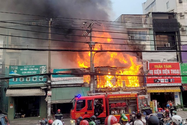 Quán cơm gần Bến xe Miền Đông cháy ngùn ngụt, cảnh sát cứu 39 người ra ngoài