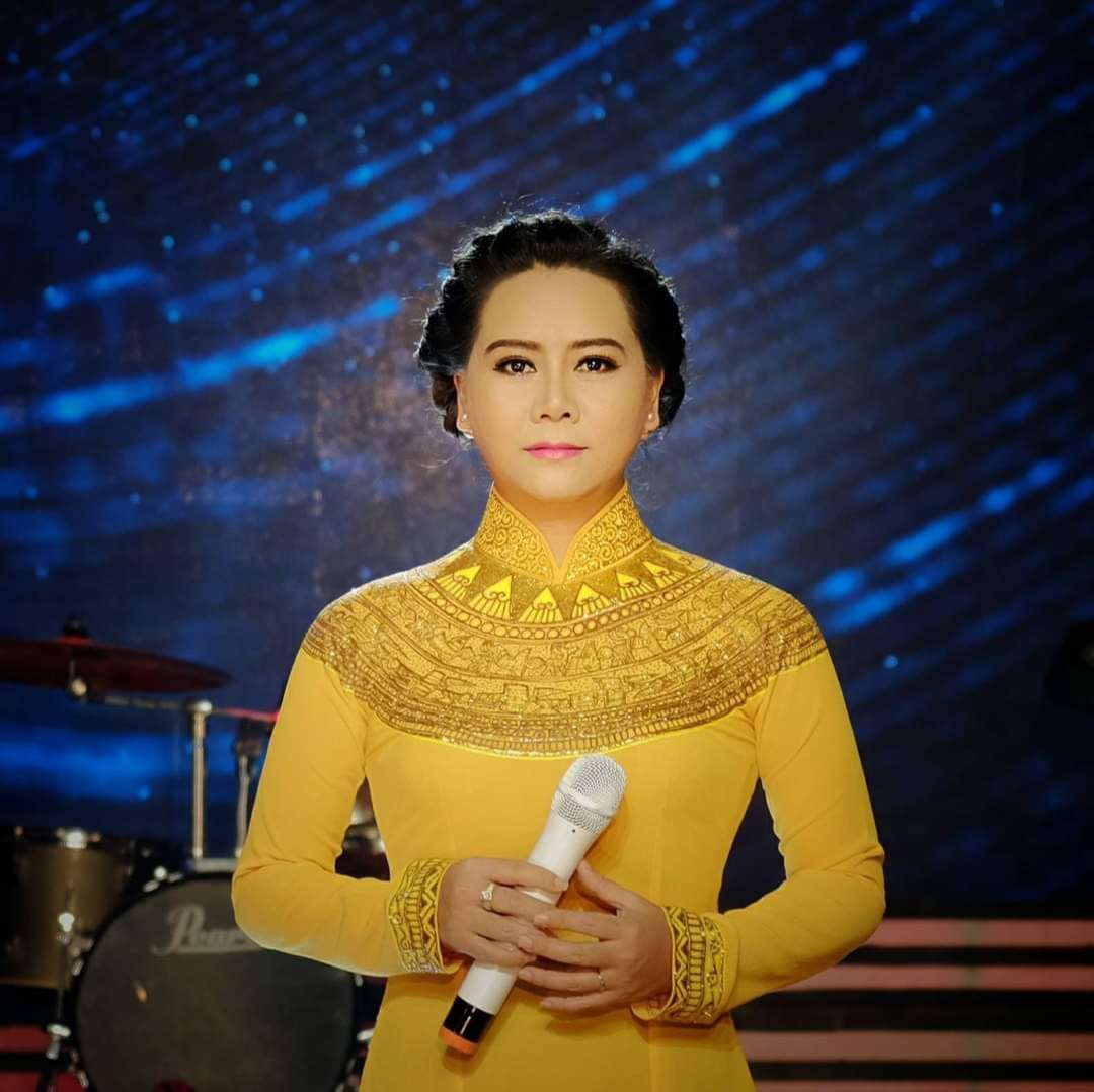 MC Song Khánh bản lĩnh duyên dáng trên sân khấu ' Tình Ca Việt Nam '