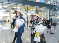 Nhóm nhạc Secret Garden lần đầu đến Việt Nam, thích thú đội nón lá