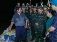 Thủ tướng thị sát vùng ngập ngoại thành Hà Nội, yêu cầu sẵn sàng di dời 30.000 dân