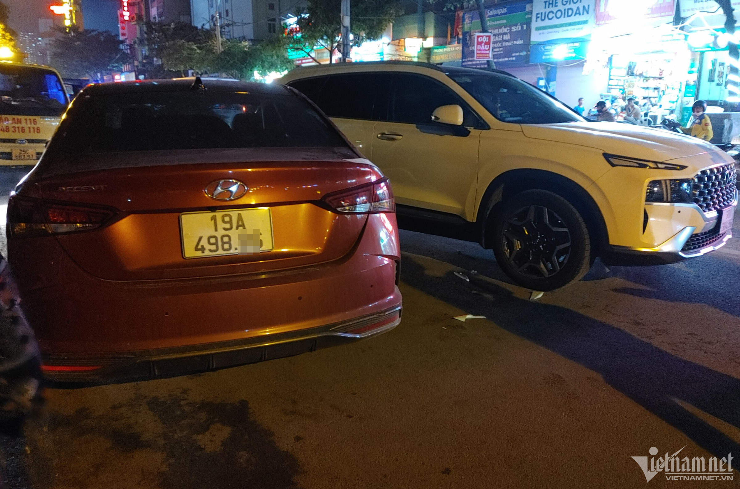 Ô tô đâm liên hoàn nhiều xe trên đường phố Hà Nội