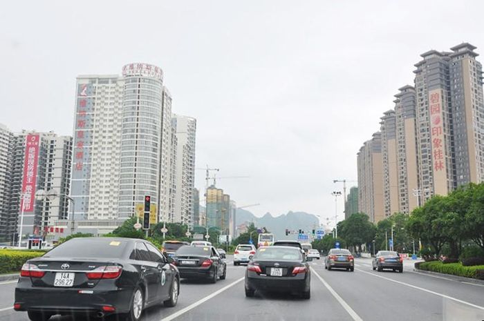Từ hôm nay, du khách có thể tự lái xe sang Trung Quốc du lịch
