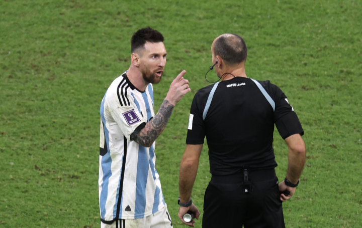 Trận Argentina thắng Hà Lan phá kỷ lục thẻ phạt, Messi chê trọng tài