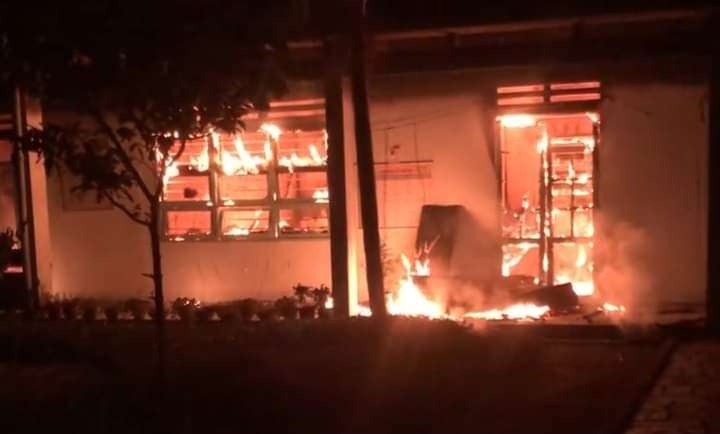 Thư viện, phòng y tế trường học ở Quảng Nam bốc cháy ngùn ngụt