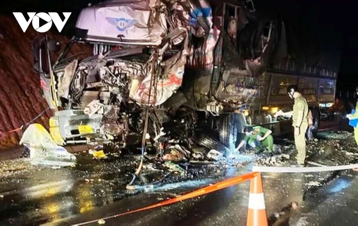 Tai nạn thảm khốc giữa xe khách và xe tải, 2 người chết, 13 người bị thương