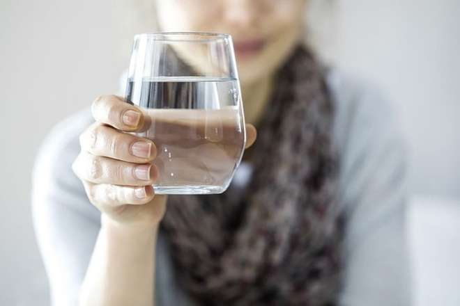 Thói quen khi uống nước gây hại cho cơ thể