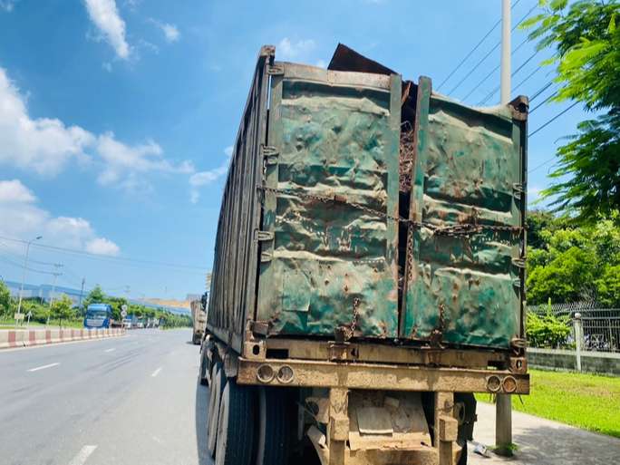 Khiếp sợ thùng container biến dạng lao trên đường ở thị xã Phú Mỹ