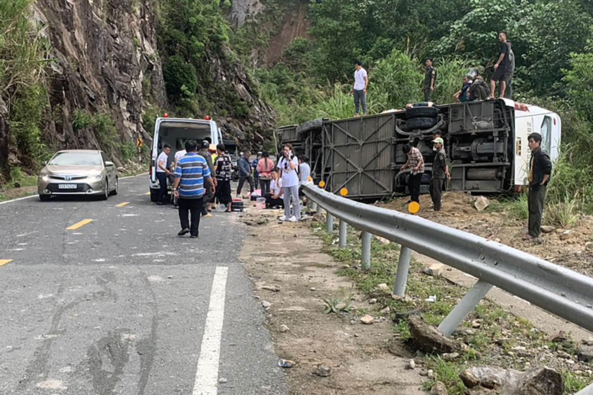 Lời khai tài xế ô tô chở đoàn khách Trung Quốc gặp nạn trên đèo ở Khánh Hòa