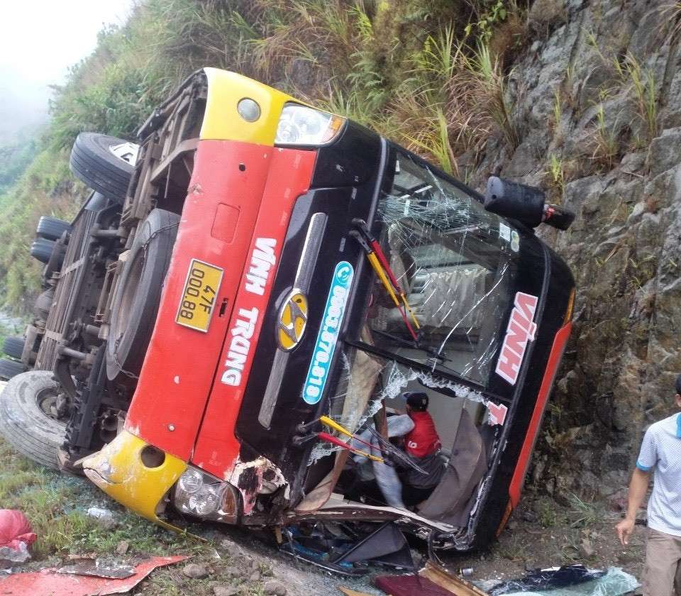 Xe khách đâm vào vách núi trên cao tốc, 16 người thương vong