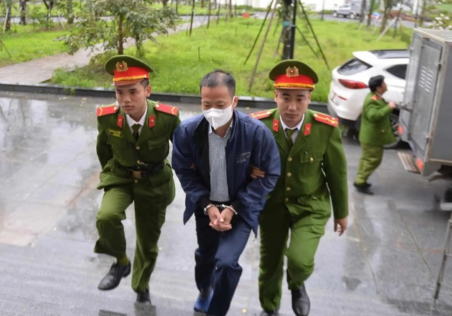 Nhiều bị hại xếp hàng che ô tới tòa xử Chủ tịch Tân Hoàng Minh Đỗ Anh Dũng và đồng phạm