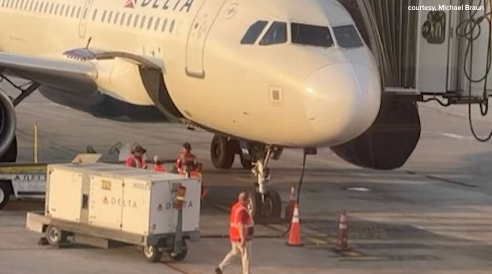 Nhân viên sân bay Mỹ tử nạn vì bị cuốn vào động cơ máy bay