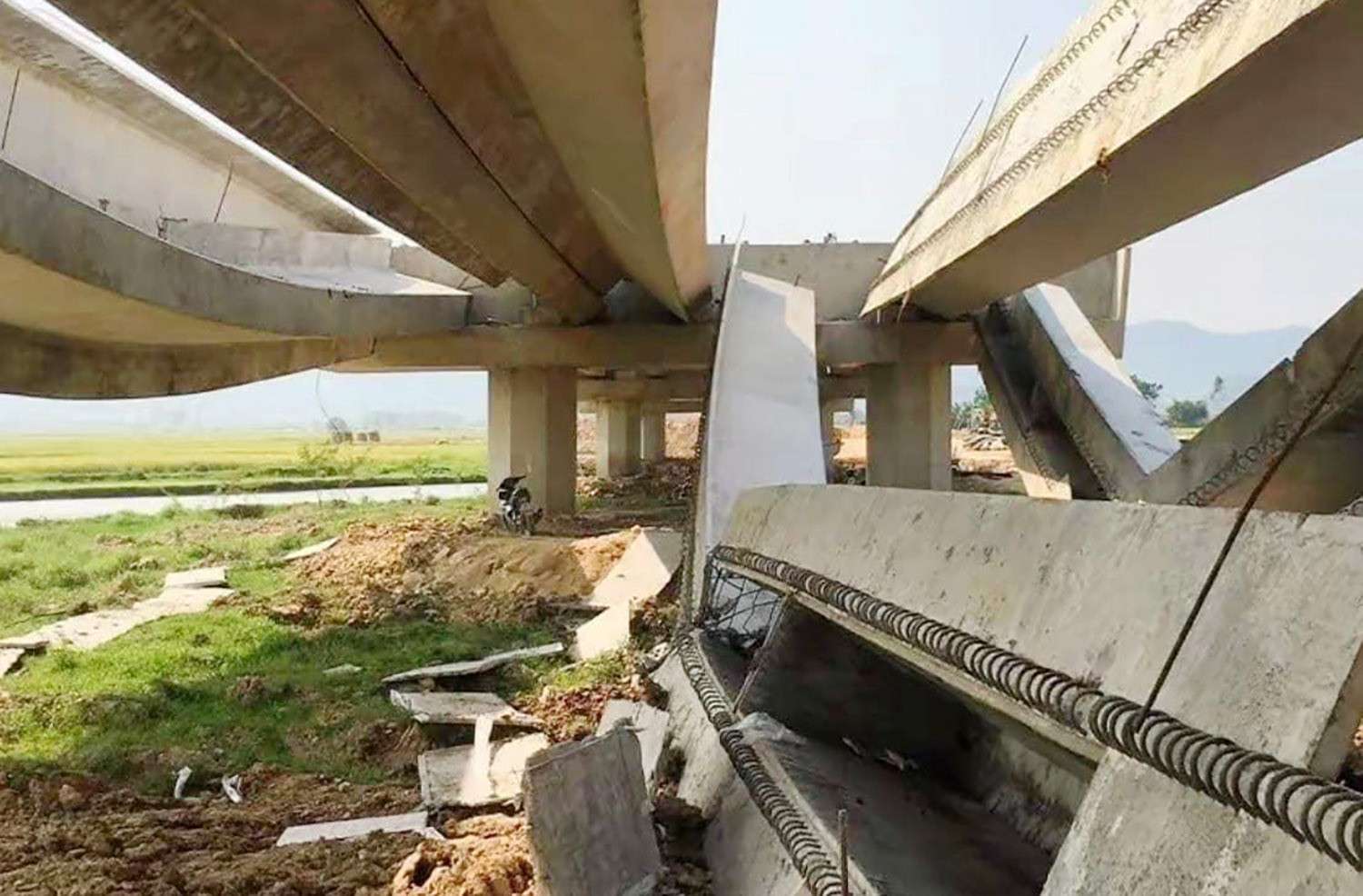 Vụ sập loạt dầm cầu cao tốc Bắc - Nam: Nhà thầu chi tiền tỷ đúc lại