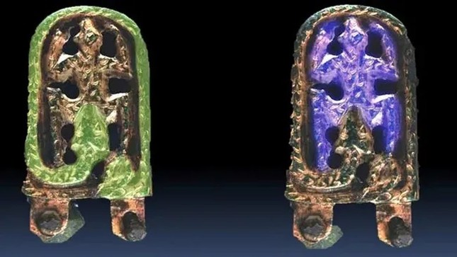 Giải mã bí ẩn về khóa thắt lưng thời Trung cổ 'rồng ăn ếch' ở Séc