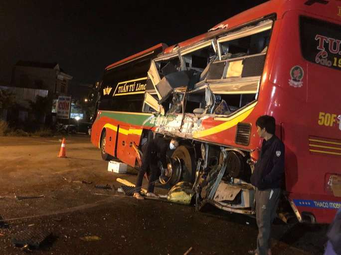 Quảng Ngãi: Xe khách va chạm với xe tải, 5 người bị thương nặng