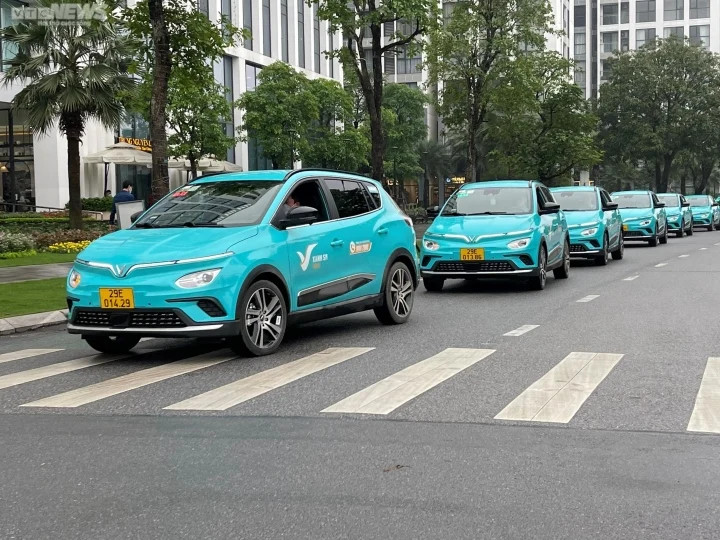 Hãng taxi điện đầu tiên tại Việt Nam của tỷ phú Phạm Nhật Vượng vận hành