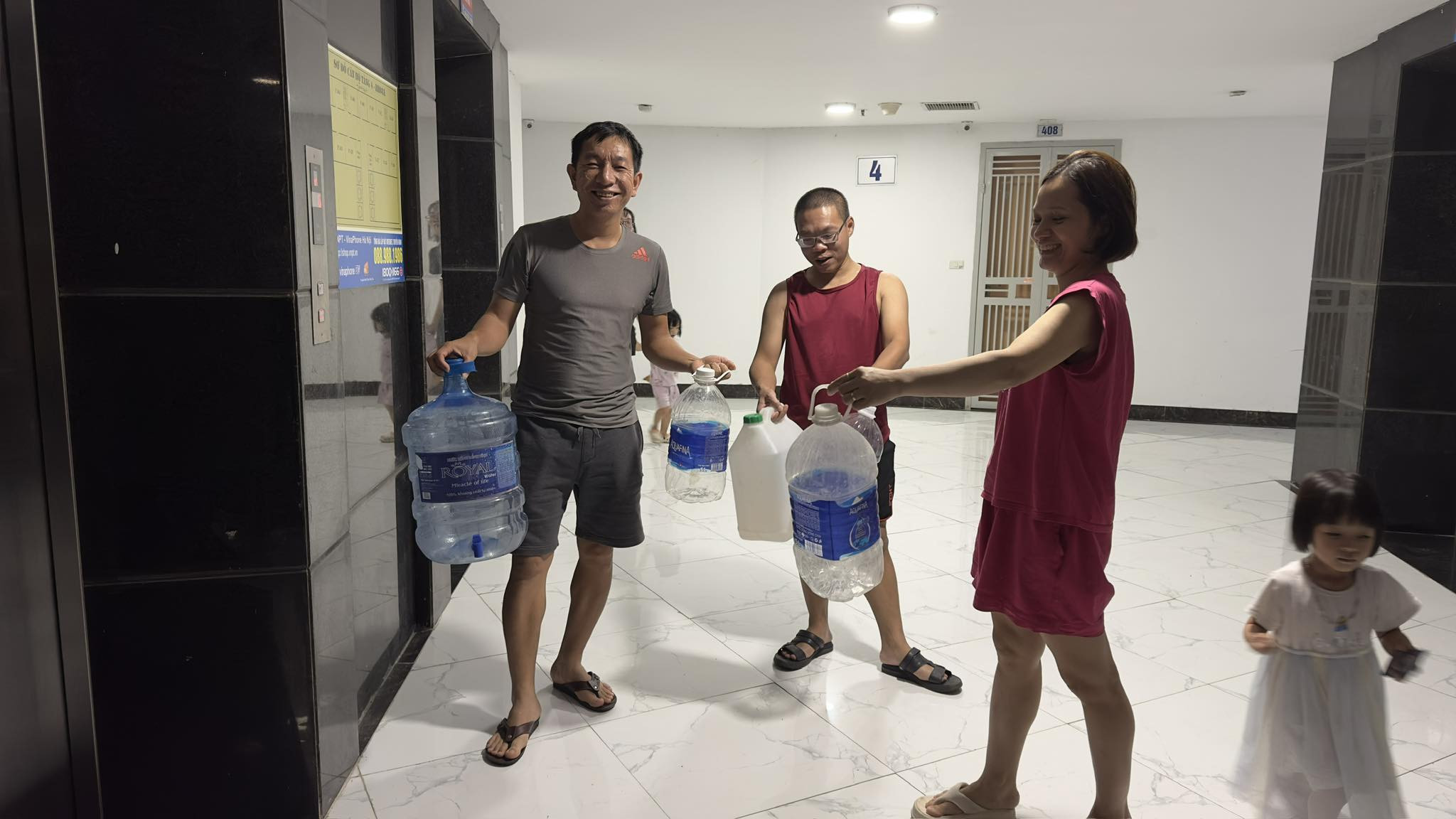 Hơn 3.000 dân chung cư ở Hà Nội cả tuần không có nước sạch