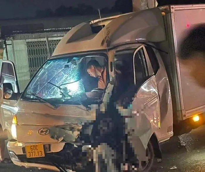 Đồng Nai: Xe máy 'kẹp 4' đấu đầu xe tải, 3 người chết