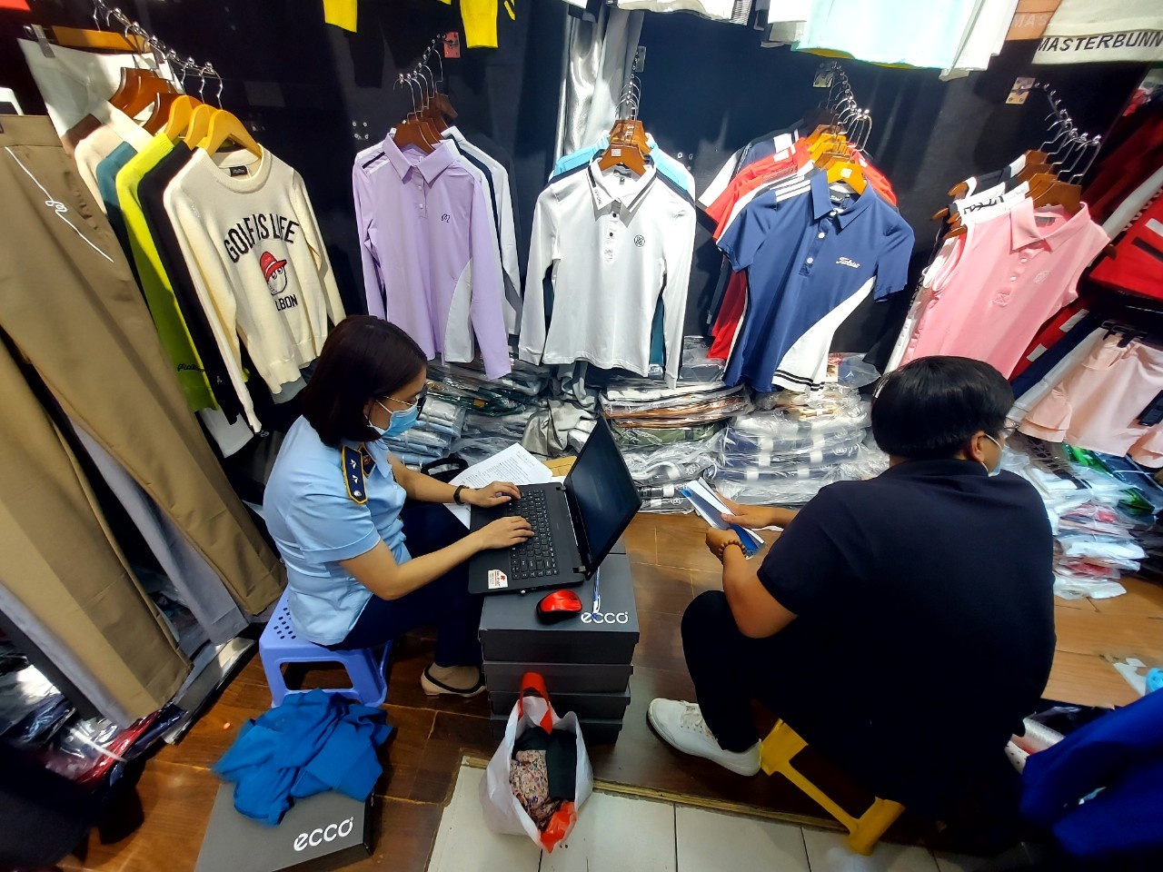 Quản lý thị trường đột kích 'thiên đường mua sắm' đồ hiệu giả tại Sài Gòn Square
