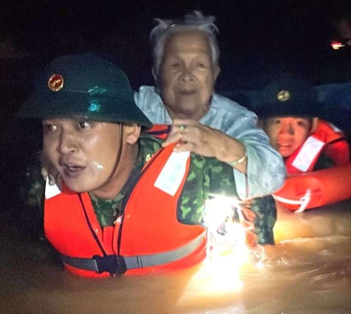 Đà Nẵng ngập lịch sử: Nước dâng thần tốc, dân mắc kẹt tại nhà, kêu cứu khắp nơi